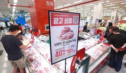 6일 서울 중구 이마트 청계천점에서 시민들이 돼지고기 삼겹살 등을 살펴보고 있다. 연합뉴스